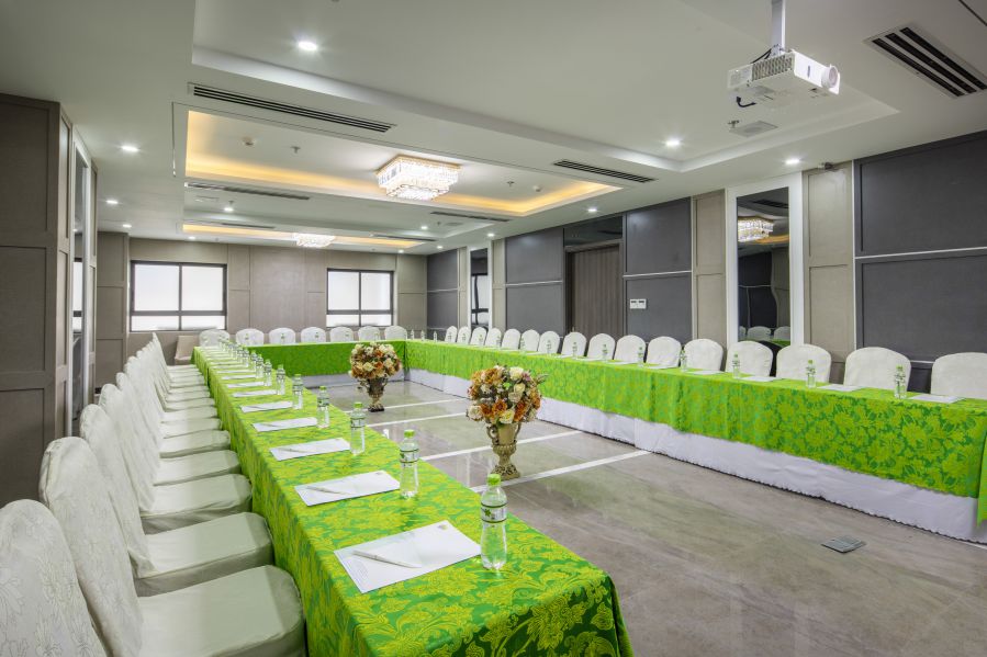 #13+ Kiểu trang trí phòng họp đẹp mắt, chuyên nghiệp bạn cần biết 14 dùng hoa để trang trí phòng họp