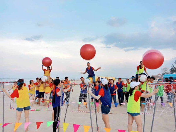 tổ chức tiệc tất niên