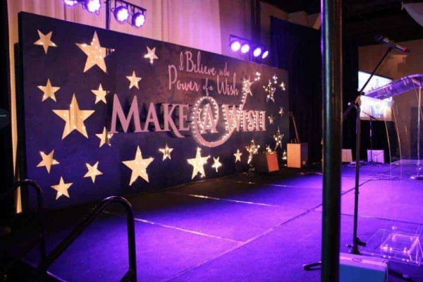 #1 Cách Chọn Backdrop Gala Dinner Cho Bữa Tiệc Tất Niên 4 backdrop gala dinner