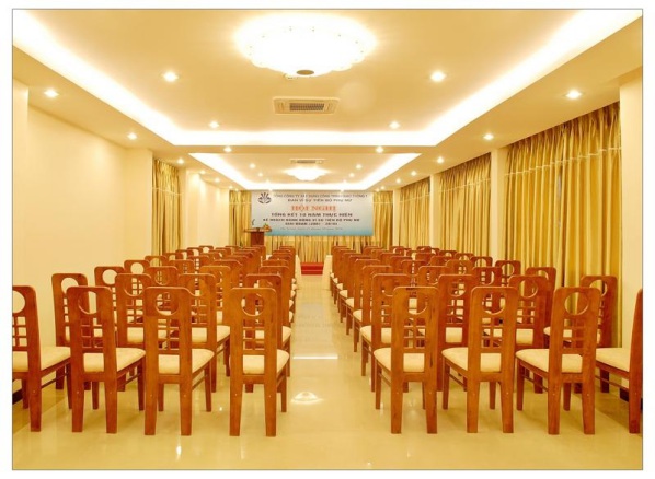 #1 Tiêu chuẩn thiết kế hội trường 500 chỗ – Mới Nhất 2020 1 sắp xếp bàn ghế theo hàng thẳng